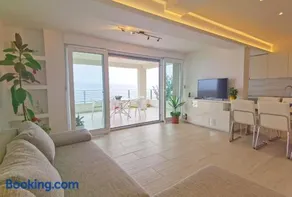 The penthouse apartment, first row by the sea, Beach house Ana - Image 2