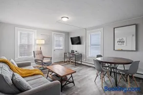 Stylish & Large Top Floor w Private Front Porch - Image 3