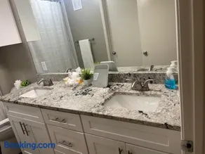 Spacious 1400sf 3bed 2bath Apartment - Image 2