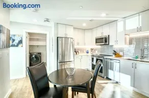 Gorgeous Apt Near Restaurants - Image 3