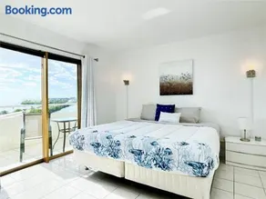 Bayfront Apartment Breathtaking Views- one bedroom w balcony- living room -Free Parking - Image 3