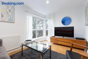 Modern 2 bed BroomPark/Central apt. with Parking - Image 5