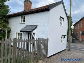 Central Grade 2 listed cottage - Image 2