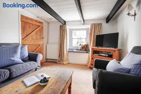 Crotchet Cottage near sandy beach at Porthbeor - Image 5