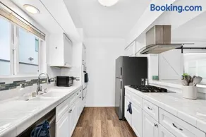Prime Manhattan Beach 2BR Walk to Beach with Parking - Image 3
