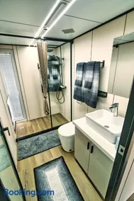 Unique Houseboat Rental - Image 4