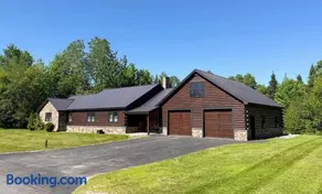 8RR Log Home w Spa Bath, Game Loft, AC, Great Yard Near Bretton Woods, Franconia Notch - Image 2