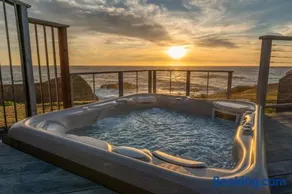 Spectacular Oceanfront Studio with Hot Tub & Loft - Image 1