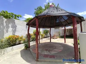 Alojamiento entero, casa amplia, patio, aire - Image 3