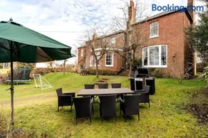 Perfect Family & Friends Home, Free Parking Security Onsite - Image 2