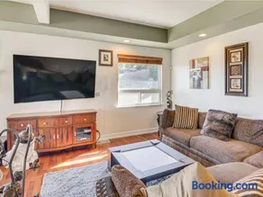 3BR Mountain Retreat with 2 Executive Suites & Scenic Views Sleeps 6 - Image 1