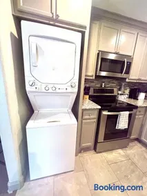 Cozy Graceful 2BR Near Downtown Houston & Med Center - Image 1