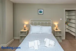 Dulcote Gem 3 Bed 3 Bath Parking & Cathedral Views - Image 3