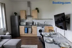 Luxury 2 Bed Apartment in City Center with Parking - Image 3