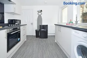 Sapphire Apartments by YourStays - Luxury 2 Bedroom Apartments in Crewe - Image 5