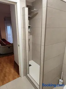 Apartamento cerca del centro y de la estacion Santa Justa a pie, 1 plaza de Parking gratis - Image 2