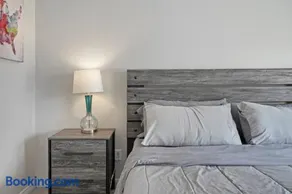 HUGE Downtown Getaway! w/Hot Tub - Image 3