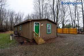 The Little Cabin on Old Main Rd - Image 2