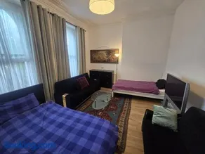 Twin room not en suite, parking, next to ferry - Image 3
