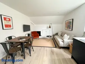 The Loft, NEW, Stylish Maisonette, Central, Private Location - Image 1
