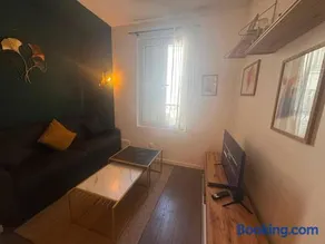 Charming 2-Bedroom Apartment in Pariss Vibrant 19th Arrondissement - Image 1