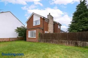 Sittingbourne Lodge, free car park - 4 Cars - Image 3