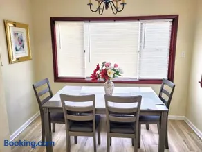 Nice big house with parking, king bed, yard - Image 3