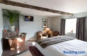 The Crown Hotel - Image 2