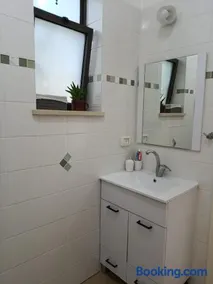 AguaLife - A private room with private shower - Image 2