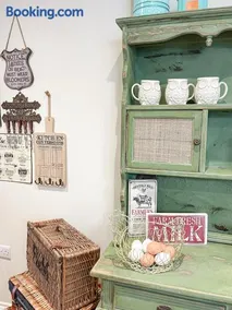 PRIMROSE COTTAGE, Sleeps 5, Stylish Cottage, Central, Close to Beach, shops and restaurants - Image 2