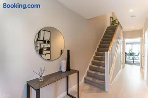 Modern suite in Brand new house - Image 2