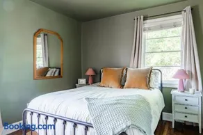 8 Minutes to Downtown Greenville, King Bed, Pet Friendly, Fenced Yard - Image 3