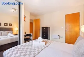 Stylish City Living with free 2-Bay Secure parking - Image 5