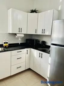 Chic Retreat BB, Bright, Gated 2BR Condo with pool and wifi - Image 3