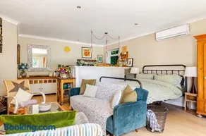 The Old Pool House, Stylish Large Studio in Private Country Estate with Air Con - Image 5