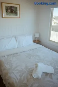 Princes Beach Cottage, sea views, BBQ & fireplace - Image 2