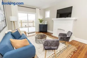 Cozy Riverfront Bungalow with Stunning Views - Image 1