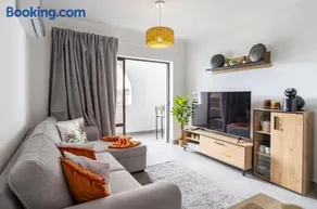 3 Minutes TO THE BEACH, 2 BEDROOM AMAZING APT WITH BALCONY, BBQ GRILL AND POOL - Image 1