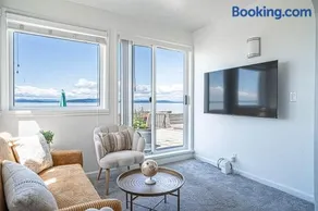Waterfront Bliss, 2 BR Apt near Alki Beach - Image 1