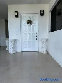 Alojamiento de lujo con 2 habitaciones y piscina - Image 1