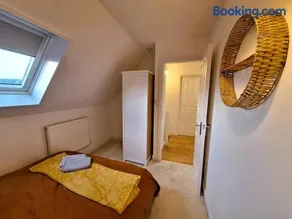 Modern home close to amenities and transport links - Image 5