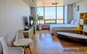 Cozy - Bright Studio - Image 1