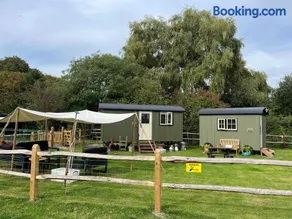 Shepherds Huts Tansy & Ethel in rural Sussex - Image 2