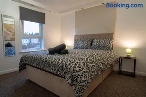 Luxury 5 Bed Home - Glasgow - Free Private Parking - Garden - Image 3