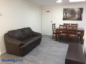 Sama's Stylish Apartment Room 1 - Image 3