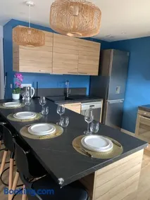 Chaleureux T4,résidence avec caméra et digicode ,possibilité location voiture Mercedes gla garage , Netflix, climatisation, petit déjeuner ,repas du soir fondue, raclette , barbecue sur demande - Image 2