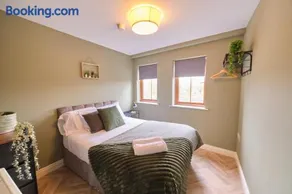 1 Bedroom Apartment By Travel Lets Self Catering Accommodation Strabane With River View & Free Parking - Image 4
