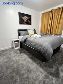 New Manchester City Getaway House with 2 FREE Parking - Image 2