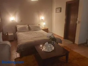 Παραδοσιακός Πέτρινος Ξενώνας Τιτνάτα - Image 1