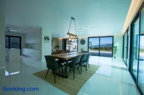 Batalha Retreat Villa - Private Luxury Villa with Heated Indoor Saltwater Pool - Image 4